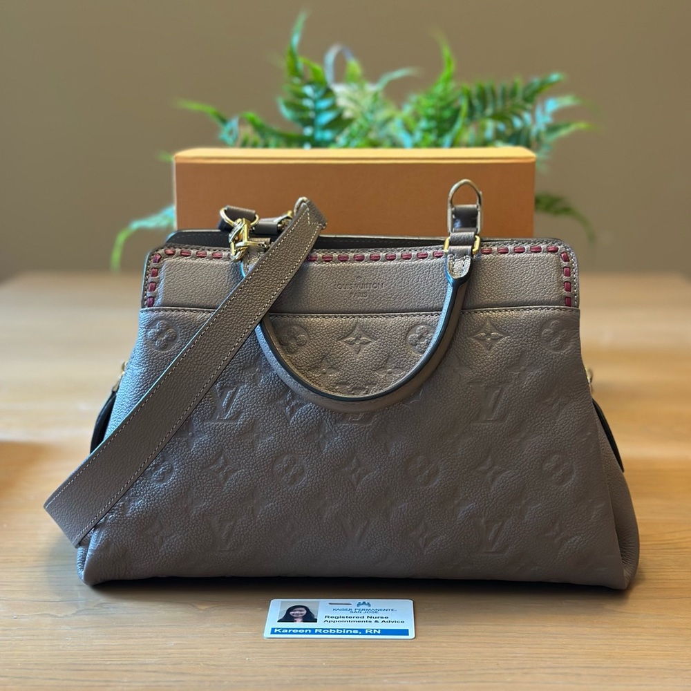 LOUIS VUITTON VOSGES MM 
TAUPE GLAZE